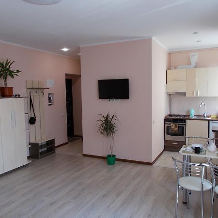 Apartment Near The Forum Mall Lviv Exteriör bild